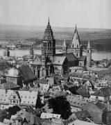 St Johannis mit barocker Turmhaube vor dem Dom (1892); Stadtarchiv Mainz BPSF 3038 B